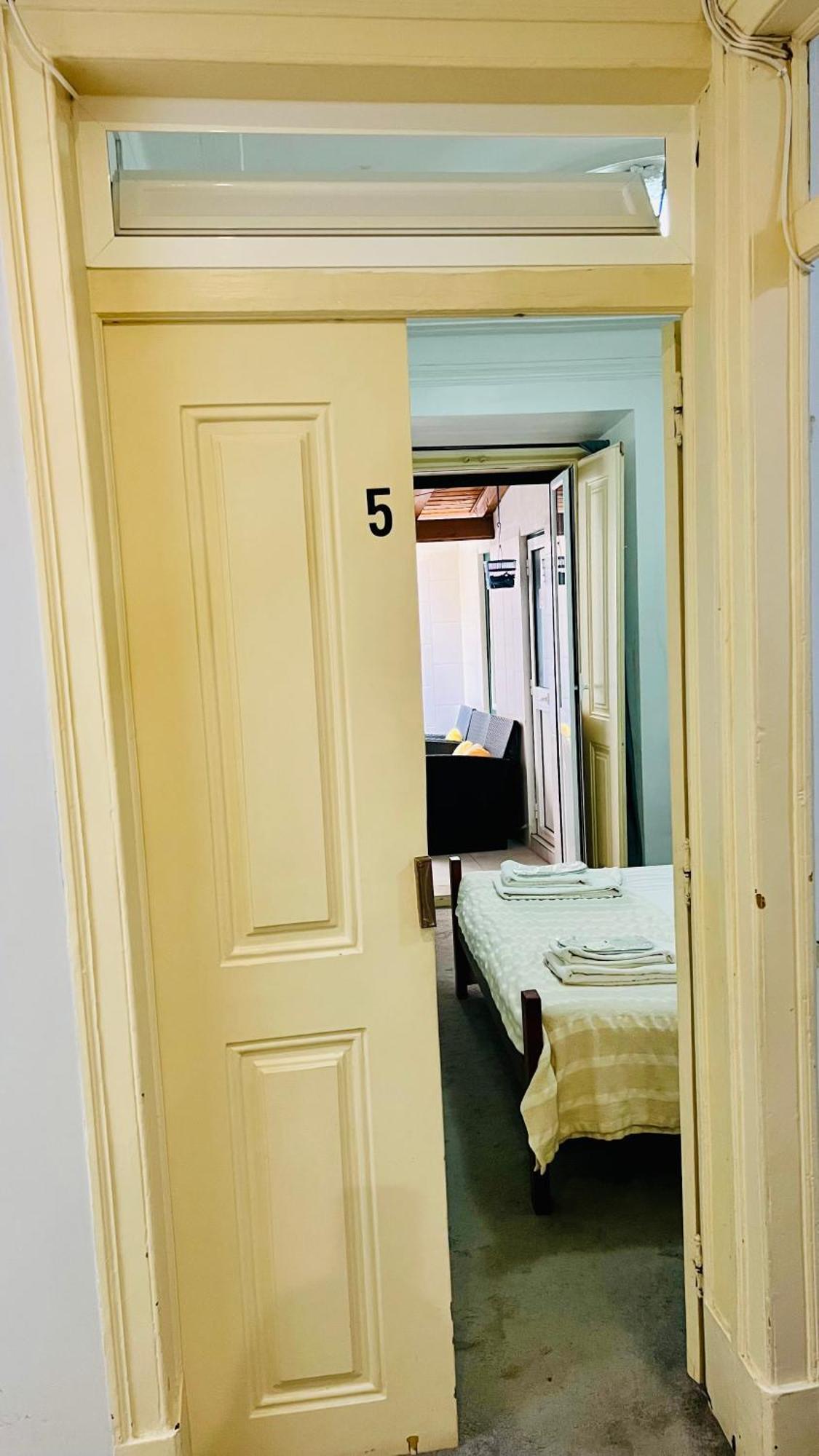 Sao Lazaro Bhuiyan Family Host Hotel Lisbon Exterior photo
